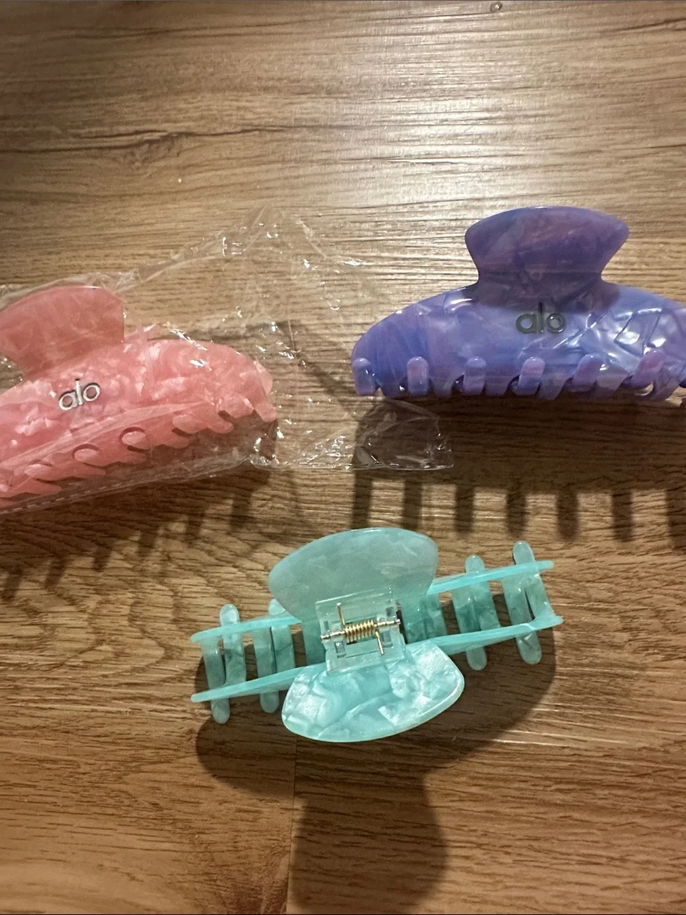 Alo hair clips 3 pairs